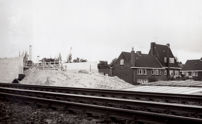 847662 Gezicht op de aanleg van het spoorwegviaduct over de Cartesiusweg te Utrecht, van bij de nog 'lage' sporen; op ...